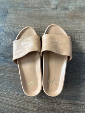 beek Pelican Wide-Strap Slide Sandals in Light Tan